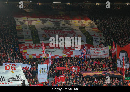 Liverpool, Regno Unito. Il 4 aprile 2018 , Anfield, Liverpool, in Inghilterra; Champions League quarti di finale, la prima gamba, Liverpool v Manchester City; Liverpool cop Flag di fine credito: News Immagini/Alamy Live News Foto Stock