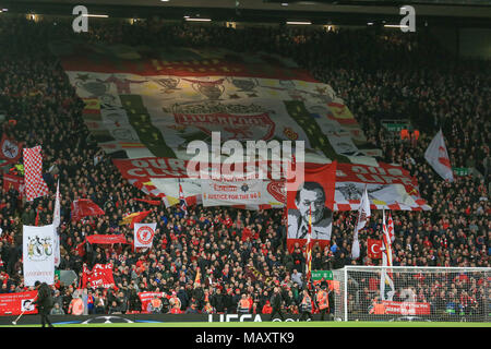 Liverpool, Regno Unito. Il 4 aprile 2018 , Anfield, Liverpool, in Inghilterra; Champions League quarti di finale, la prima gamba, Liverpool v Manchester City; bandiere del cop Credito: News Immagini/Alamy Live News Foto Stock