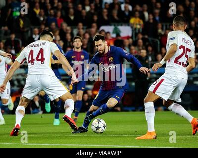 Barcellona, Spagna. 4 apr, 2018. Barcellona il Lionel Messi (C) si rompe durante la UEFA Champions League quarterfinal 1 Gamba match tra FC Barcelona e Roma a Barcellona, Spagna, il 4 aprile 2018. Barcellona ha vinto 4-1. Credito: Joan Gosa/Xinhua/Alamy Live News Foto Stock