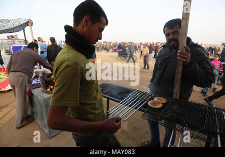 Khan Younis, Striscia di Gaza, Territori palestinesi. 4 apr, 2018. Gli uomini palestinesi di preparare il cibo per i dimostranti durante una tendopoli di protesta, al confine Israel-Gaza, rivendicano il diritto di tornare in patria, in Khan Younis nel sud della striscia di Gaza il 4 aprile 2018 Credit: Ashraf Amra/immagini APA/ZUMA filo/Alamy Live News Foto Stock