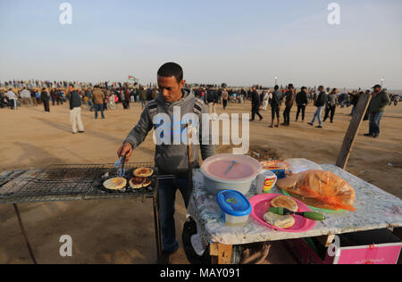 Khan Younis, Striscia di Gaza, Territori palestinesi. 4 apr, 2018. Gli uomini palestinesi di preparare il cibo per i dimostranti durante una tendopoli di protesta, al confine Israel-Gaza, rivendicano il diritto di tornare in patria, in Khan Younis nel sud della striscia di Gaza il 4 aprile 2018 Credit: Ashraf Amra/immagini APA/ZUMA filo/Alamy Live News Foto Stock