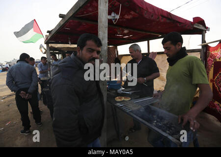 Khan Younis, Striscia di Gaza, Territori palestinesi. 4 apr, 2018. Gli uomini palestinesi di preparare il cibo per i dimostranti durante una tendopoli di protesta, al confine Israel-Gaza, rivendicano il diritto di tornare in patria, in Khan Younis nel sud della striscia di Gaza il 4 aprile 2018 Credit: Ashraf Amra/immagini APA/ZUMA filo/Alamy Live News Foto Stock