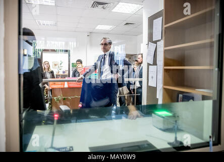 05 aprile 2018, Giordania, Amman: il Ministro degli esteri tedesco Heiko Maas del Partito socialdemocratico (SPD) visiti il centro di visto presso l'ambasciata tedesca. Foto: Michael Kappeler/dpa Foto Stock