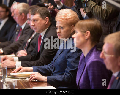 Washington, Stati Uniti d'America. 03 apr, 2018. Dalia Grybauskaite, Presidente della Lituania (terza R) partecipa a una riunione con Kersti KALJULAID (2R), Presidente dell'Estonia e presidente Raimonds Vejonis della Lettonia alla Casa Bianca a Washington DC, Aprile 3, 2018. - Nessun filo SERVICE - Credit: Chris Kleponis/consolidato/dpa/Alamy Live News Foto Stock