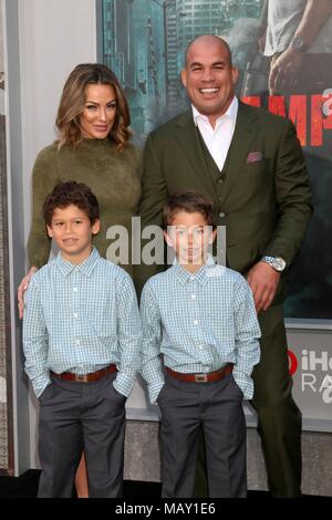 Los Angeles, CA, Stati Uniti d'America. 4 apr, 2018. Valutazione, Tito Ortiz figli presso gli arrivi per RAMPAGE Premiere, Microsoft Theatre, Los Angeles, CA 4 aprile 2018. Credito: Priscilla concedere/Everett raccolta/Alamy Live News Foto Stock