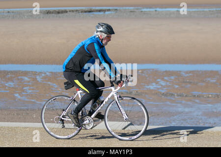 Cleveleys South Promenade, Lancashire. Regno Unito Meteo. 05/04/2018. Sunny per iniziare la giornata sulla costa di Fylde in quanto residenti e turisti prendere leggeri esercizi sul lungomare. Credito: MediaWorldImages/AlamyLiveNews Foto Stock