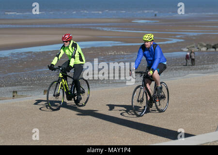 Cleveleys South Promenade, Lancashire. Regno Unito Meteo. 05/04/2018. Sunny per iniziare la giornata sulla costa di Fylde in quanto residenti e turisti prendere leggeri esercizi sul lungomare. Credito: MediaWorldImages/AlamyLiveNews Foto Stock