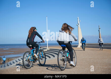 Cleveleys South Promenade, Lancashire. Regno Unito Meteo. 05/04/2018. Sunny per iniziare la giornata sulla costa di Fylde in quanto residenti e turisti prendere leggeri esercizi sul lungomare. Credito: MediaWorldImages/AlamyLiveNews Foto Stock