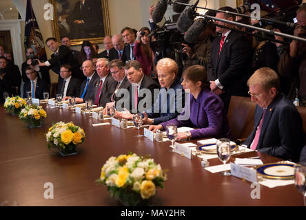 Washington, Stati Uniti d'America. 03 apr, 2018. Presidente Dalia Grybauskaite della Lituania (terza R) partecipa a una riunione con il Presidente Kersti KALJULAID (2R) di Estonia, Presidente Raimonds Vejonis della Lettonia e il Presidente degli Stati Uniti, Donald Trump alla Casa Bianca a Washington DC, Aprile 3, 2018. - Nessun filo SERVICE - Credit: Chris Kleponis/consolidato/dpa/Alamy Live News Foto Stock