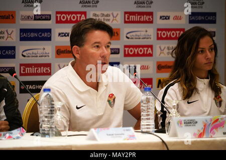 Amman, Giordania. 5 apr, 2018. Michael Dickey (L), head coach della Giordania assiste la conferenza stampa prima della partita tra la Giordania e le filippine al 2018 AFC femminile di Coppa asiatica in Amman, Giordania, il 5 aprile 2018. Credito: Lin Xiaowei/Xinhua/Alamy Live News Foto Stock