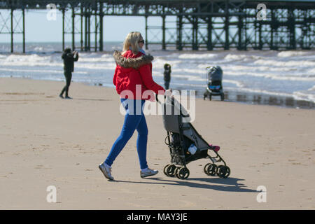 Blackpool Lancashire. 5 apr, 2018. Regno Unito: Meteo soleggiato per iniziare la giornata sulla costa di Fylde come vacanzieri godere egli caldo sole sul lungomare. Credito: MediaWorldImages/AlamyLiveNews Foto Stock