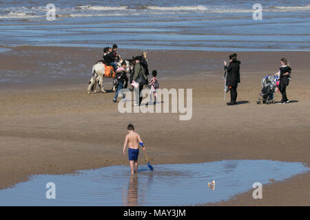 Blackpool Lancashire. 5 apr, 2018. Regno Unito: Meteo soleggiato per iniziare la giornata sulla costa di Fylde come vacanzieri godere egli caldo sole sul lungomare. Credito: MediaWorldImages/AlamyLiveNews Foto Stock