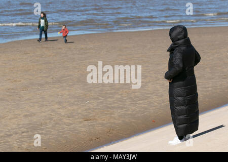 Blackpool Lancashire. 5 apr, 2018. Regno Unito: Meteo soleggiato per iniziare la giornata sulla costa di Fylde come vacanzieri godere egli caldo sole sul lungomare. Credito: MediaWorldImages/AlamyLiveNews Foto Stock