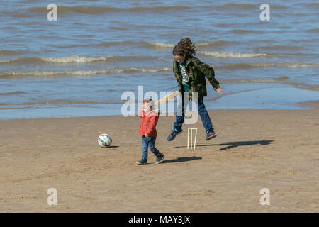 Blackpool Lancashire. 5 apr, 2018. Regno Unito: Meteo soleggiato per iniziare la giornata sulla costa di Fylde come vacanzieri godere egli caldo sole sul lungomare. Credito: MediaWorldImages/AlamyLiveNews Foto Stock