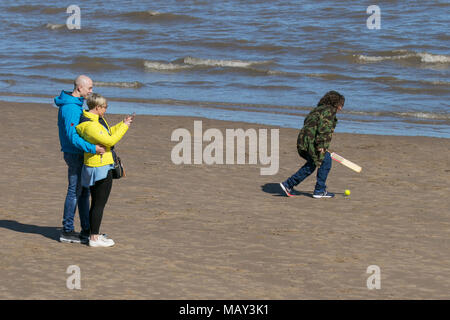 Blackpool Lancashire. 5 apr, 2018. Regno Unito: Meteo soleggiato per iniziare la giornata sulla costa di Fylde come vacanzieri godere egli caldo sole sul lungomare. Credito: MediaWorldImages/AlamyLiveNews Foto Stock