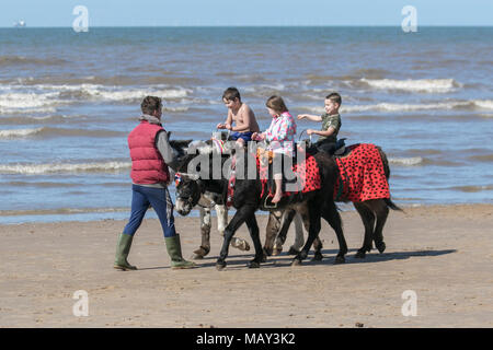 Blackpool Lancashire. 5 apr, 2018. Regno Unito: Meteo soleggiato per iniziare la giornata sulla costa di Fylde come vacanzieri godere egli caldo sole sul lungomare. Credito: MediaWorldImages/AlamyLiveNews Foto Stock