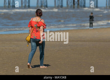 Blackpool Lancashire. 5 apr, 2018. Regno Unito: Meteo soleggiato per iniziare la giornata sulla costa di Fylde come vacanzieri godere egli caldo sole sul lungomare. Credito: MediaWorldImages/AlamyLiveNews Foto Stock