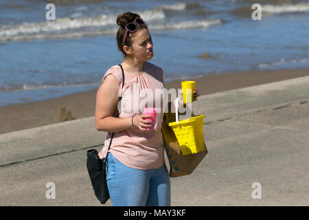 Blackpool Lancashire. 5 apr, 2018. Regno Unito: Meteo soleggiato per iniziare la giornata sulla costa di Fylde come vacanzieri godere egli caldo sole sul lungomare. Credito: MediaWorldImages/AlamyLiveNews Foto Stock