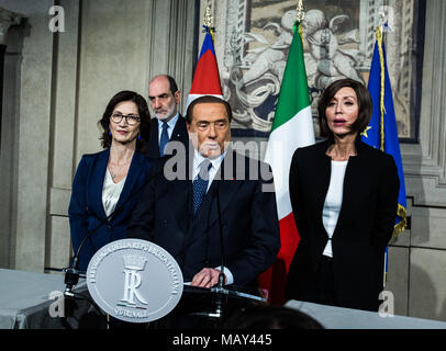 (180405) -- Roma, 5 aprile 2018 (Xinhua) -- Forza Italia leader del partito ed ex Primo Ministro italiano Silvio Berlusconi (C) parla ai media dopo le consultazioni con il presidente italiano Sergio Mattarella (non visibile nell'immagine) presso il Palazzo del Quirinale a Roma, capitale d'Italia, il 5 aprile 2018. Il primo round del governo formale colloqui dal un inconcludente Marzo 4 elezione generale ha dato dei calci a fuori a Roma a Palazzo del Quirinale mercoledì.(Xinhua/Jin Yu) (ZF) Foto Stock