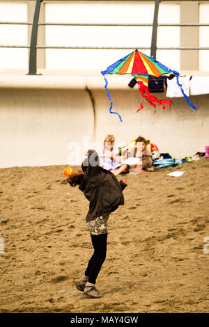 Aberystwyth Wales UK, giovedì 05 aprile 2018 UK Meteo: persone godendo di un pomeriggio di caldo sole primaverile, con temperature in bassa teens centigradi, al mare in Aberystwyth sulla costa occidentale del Galles foto © Keith Morris / Alamy Live News Foto Stock