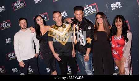 New York, NY, STATI UNITI D'AMERICA. 4 apr, 2018. Vinny Guadagnino, Jenni "" JWoww Farley, Mike "La situazione' Sorrentino, Paul 'Pauly D' DelVecchio, Sara Cortese e Nicole 'Snooki' Polizzi presso gli arrivi per Jersey Shore vacanze famiglia Premiere, PHD Lounge sul tetto al centro Dream, New York, NY, 4 aprile 2018. Credito: RCF/Everett raccolta/Alamy Live News Foto Stock