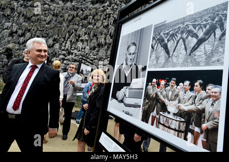 La mostra fotografica da Czech News Agency (CTK) archivi segna il centenario della fondazione della Cecoslovacchia e anche la fondazione di CTK, è stato lanciato ufficialmente a Praga, nella Repubblica Ceca il 5 aprile 2018. La mostra nella sede del Senato del giardino si terrà dal 1 Aprile al 18 maggio. La mostra è stata denominata i momenti del secolo. Sulla foto si vede il Presidente del Senato Milano Stech. (CTK foto/Vit Simanek) Foto Stock