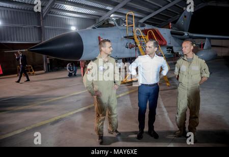 05 aprile 2018, Amman, Giordania: il Ministro degli esteri tedesco Heiko Maas del partito Social Democratico, parlando di Tornado piloti del contingente tedesco sulle forze armate federali base in corrispondenza del Giordano Air Force Base di al-Asra. Come parte del contatore Missione ISIS, velivoli tedeschi sarà lanciato dalla base Jordaninan. Foto: Michael Kappeler/dpa Foto Stock