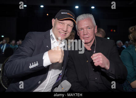 Amburgo, Germania. 24 Mar, 2018. 24 marzo 2018, Germania Amburgo: Ex professionale boxer Axel Schulz (L) e Graciano Rocchigiani guardando nella telecamera. Credito: Axel Heimken/dpa/Alamy Live News Foto Stock