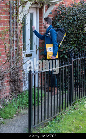 Brentwood, Essex 5 Aprile 2018 Un gruppo del Partito europeo dei liberali democratici locale consiglio candidato, Dominic Naylor, canvasing per voti in Brentwood, Essex REGNO UNITO, precedendo il Maggio locale alle elezioni del consiglio. La tela è progettato per identificare il gruppo del Partito europeo dei liberali democratici di elettori in modo che possano essere chiamati a votare il giorno delle elezioni. Credit Ian Davidson/Alamy Live News Foto Stock