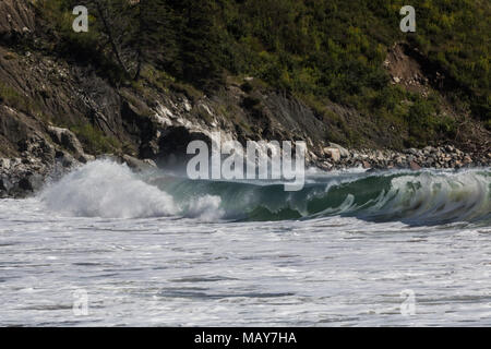 Onde che si infrangono, Ingonish Beach, Nova Scotia Canada Foto Stock