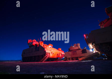 Ingegneri con la Brigata 116Ingegnere condotta battaglione M2A3 Bradley fighting veicolo gunnery qualificazione sul marzo 27, 2018, Orchard Combat Training Center, a sud di Boise, Idaho. Gli ingegneri di combattimento con la 116BEB addestrati attraverso gunnery tabella XII, valutando la loro capacità di eseguire plotone collettivo attività di livello in una tattica di live-fire ambiente; l'integrazione di soldati smontati con loro assegnati BFV. (U.S. Esercito nazionale Guard foto da 1LT Robert Barney) Foto Stock