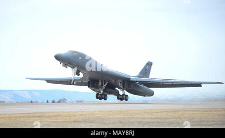 Un B-1 decolla da Ellsworth Air Force Base, S.D., 30 marzo 2018. La XXVIII ala bomba distribuito B-1 bombardieri, avieri e delle attrezzature di supporto al Udied Air Base, Qatar, a volare missioni negli Stati Uniti Il comando centrale. (U.S. Air Force foto di Senior Airman Timothy D. Dischinat) Foto Stock