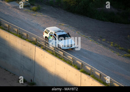 Stati Uniti bordo agenti Patrol visto qui in una pattuglia di confine veicolo su guarda in cima alla parete di argine lungo il Texas del Sud confine. La parete degli argini e la frontiera degli agenti PATROL agire come deterrenti per l' immigrazione illegale e la tratta di esseri umani e il contrabbando di droga. Fotografo: Donna Burton Foto Stock