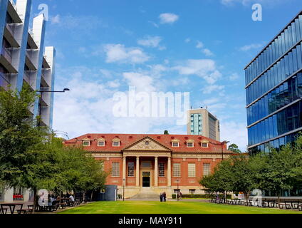 Guardando dal River Torrens verso presso l Università di Adelaide campus in North Terrace. Foto Stock