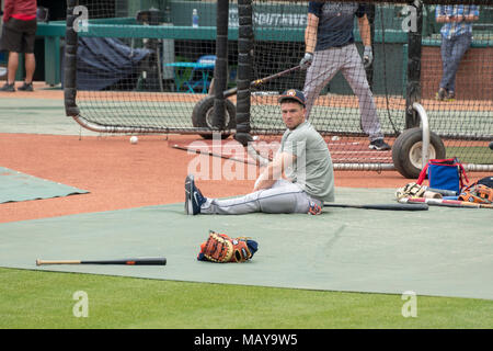 Houston Astros terzo baseman Alex Bregman ha rilassante tra le spire a Batting Practice prima del gioco quattro del season opener contro il Texas Rangers. Foto Stock