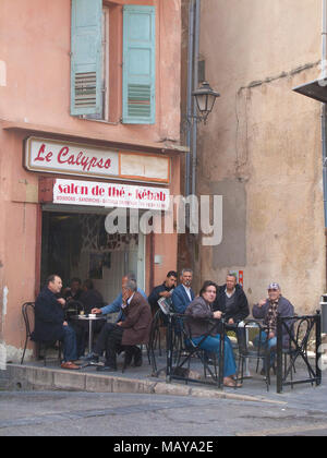 Gli uomini al bar al centro storico di Grasse, Alpes-Maritimes, Francia del Sud, Francia, Europa Foto Stock