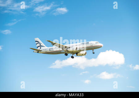 DUESSELDORF / Germania - 05 ottobre 2017: Aria Aegan Airbus A320 in atterraggio a Dusseldorf Airport Foto Stock