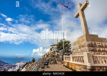 Croce sulla fortezza Imperjal sulla montagna Sdr in Dubrovnik Croazia Foto Stock