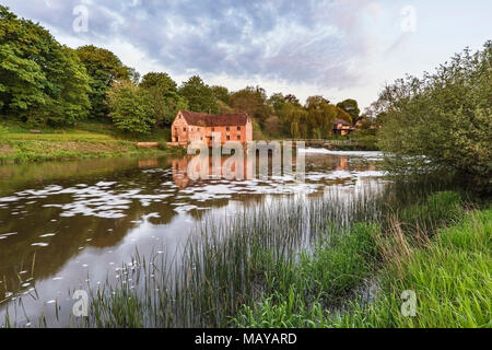 La mattina presto vista sul fiume Stour a Sturminster Newton Mill nel Dorset. Foto Stock