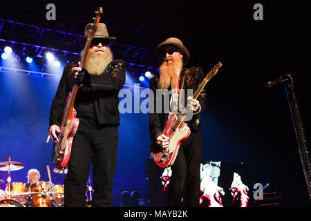 SSE Wembley Arena, Wembley, Londra, Regno Unito, 24 giugno 2015, Billy gibbone e polverosa Hill, ZZ Top al SSE Wembley Arena Credito: 'Credito: Richard Soans/A Foto Stock