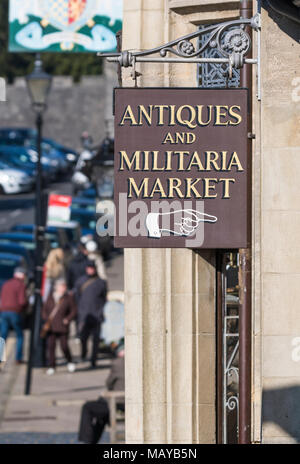 Cartello pubblicitario da appendere al puntamento antiquariato e Militaria Mercato in Arundel, West Sussex, in Inghilterra, Regno Unito. Foto Stock