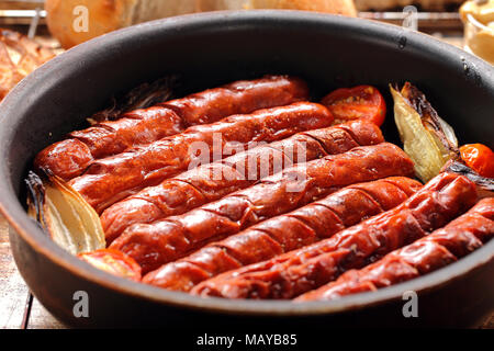 Salsicce alla griglia con salsa ketchup e senape Foto Stock