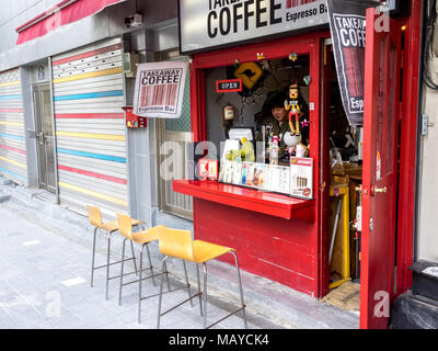 Seoul, Corea del Sud. Il venditore in attesa dei clienti in funny espresso bar sulla strada in Corea. Foto Stock