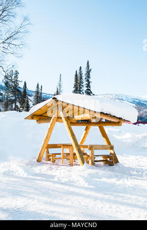 Pergolato in legno in inverno nevoso foreste di abete rosso Foto Stock