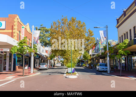 Albero piano ombreggiato negozi e cafe strip di Rokeby Road, Subiaco, Perth, Western Australia Foto Stock