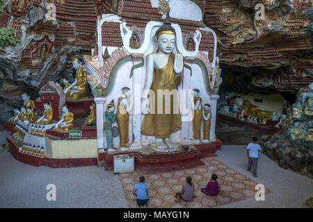 Buddha-Statuen in der Kawgon-Höhle, di Hpa-an, Myanmar, Asien | Statue di Buddha nella grotta Kawgun, di Hpa-an, Myanmar, Asia Foto Stock