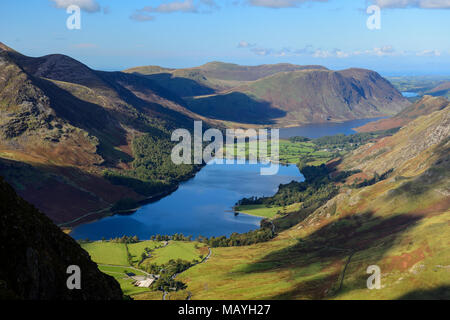 Vista su Buttermere e Crummock acqua da Fleetwith luccio nel Parco nazionale del Lake District in Cumbria, Inghilterra Foto Stock