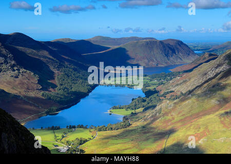 Vista su Buttermere e Crummock acqua da Fleetwith luccio nel Parco nazionale del Lake District in Cumbria, Inghilterra Foto Stock