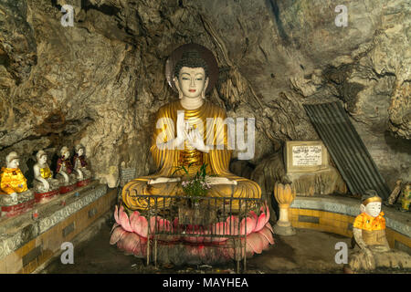Statua di Buddha in der Kaw Ka Thaung Höhle di Hpa-an, Myanmar, Asien | statua del Buddha, Kaw Ka Taung grotta, di Hpa-an, Myanmar, Asia Foto Stock