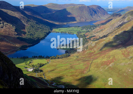 Vista su Buttermere e Crummock acqua da Fleetwith luccio nel Parco nazionale del Lake District in Cumbria, Inghilterra Foto Stock